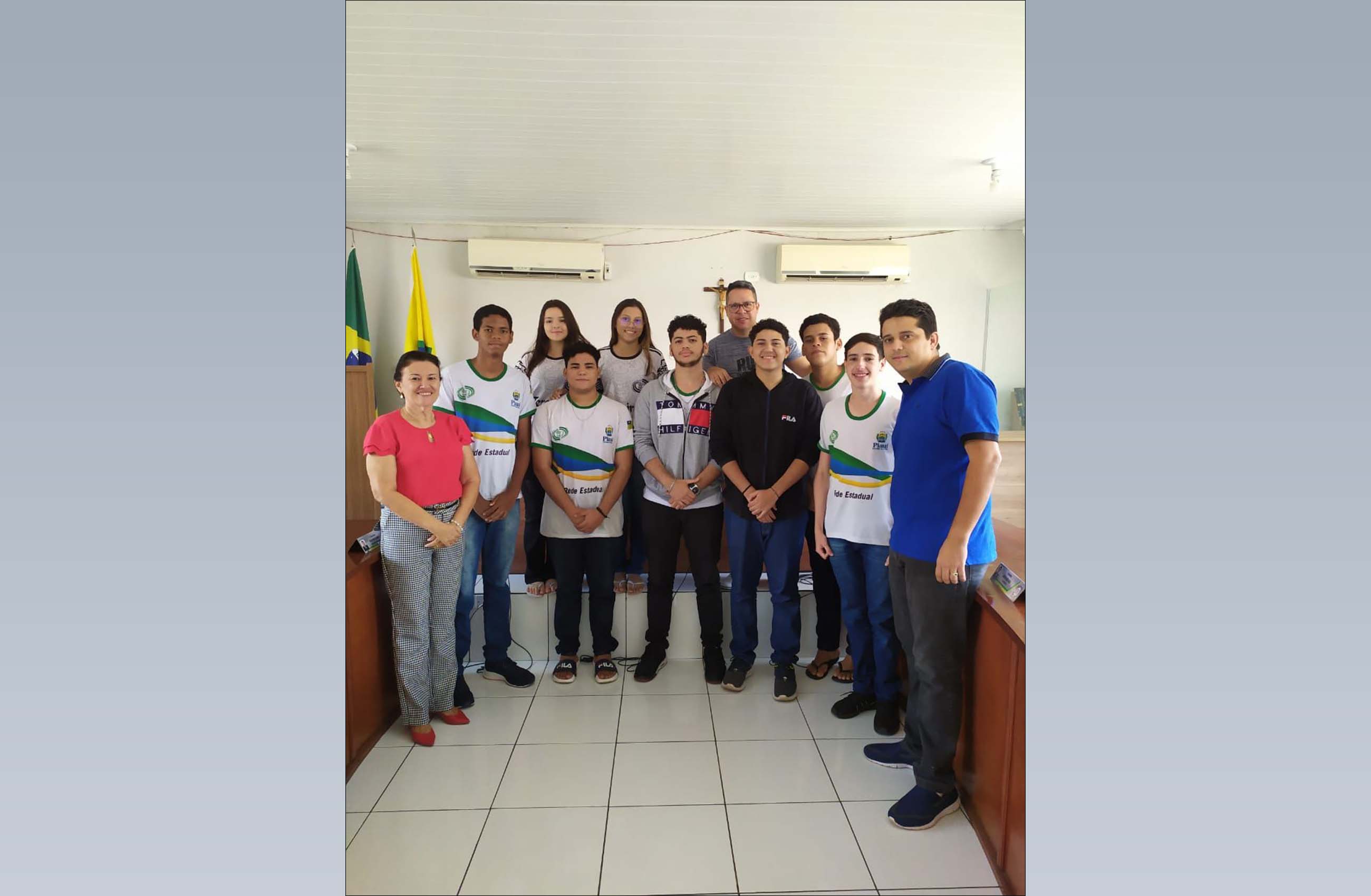 Ver. Júnior Aguiar recepciona alunos de escola municipal em visita à Câmara